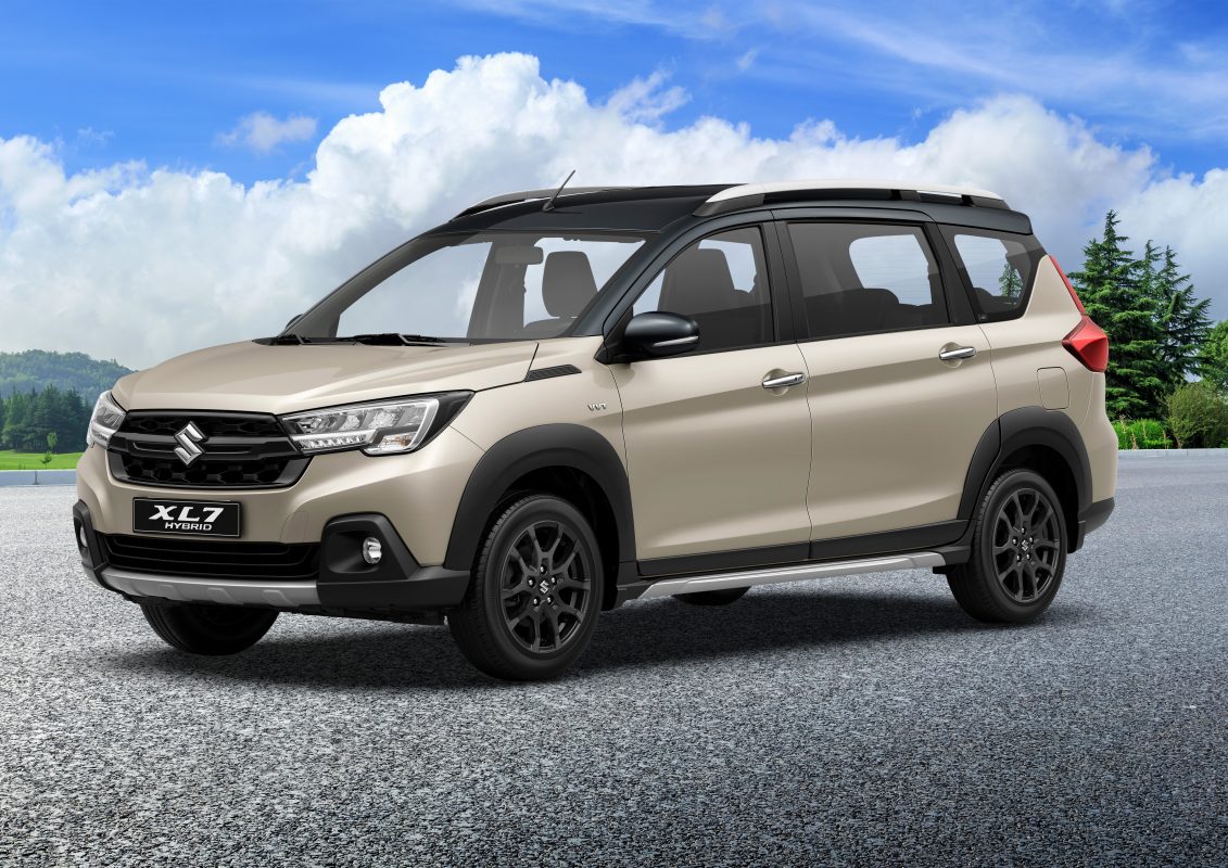 Suzuki XL7 Hybrid màu trắng ngà - đen