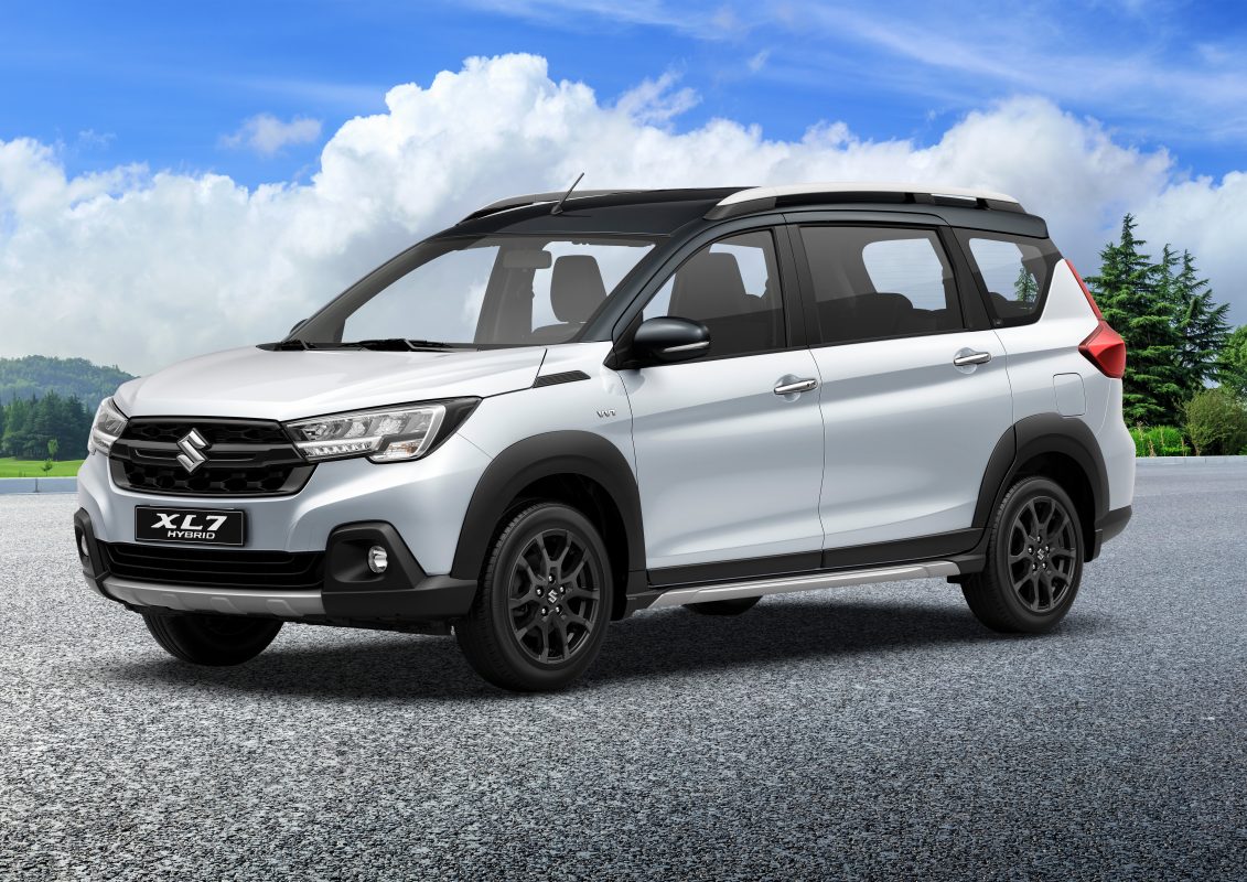 Suzuki XL7 Hybrid màu trắng - đen