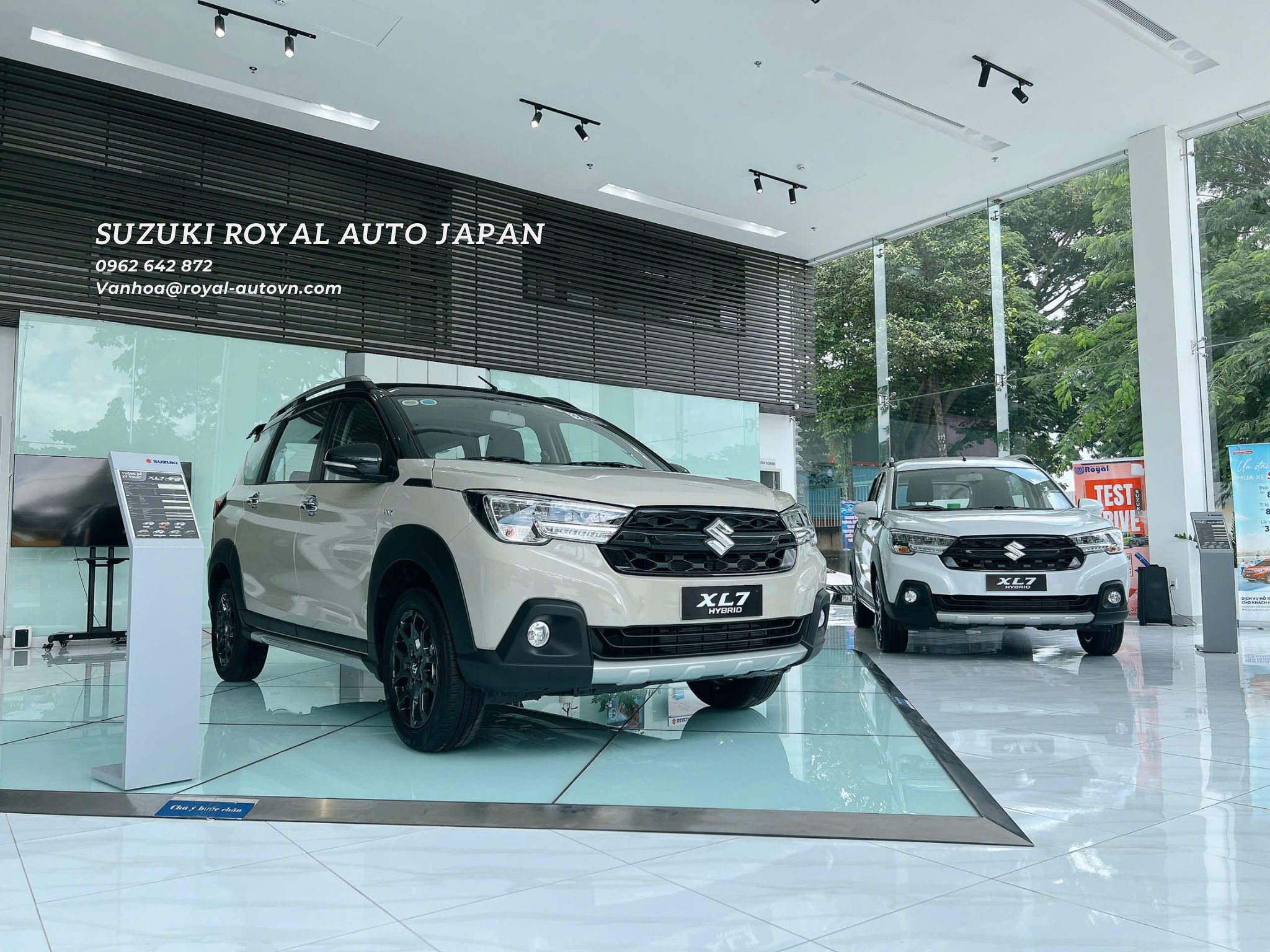 Suzuki XL7 Hybrid 2024 màu trắng ngà nóc đen tại Showroom Suzuki Royal Auto Japan