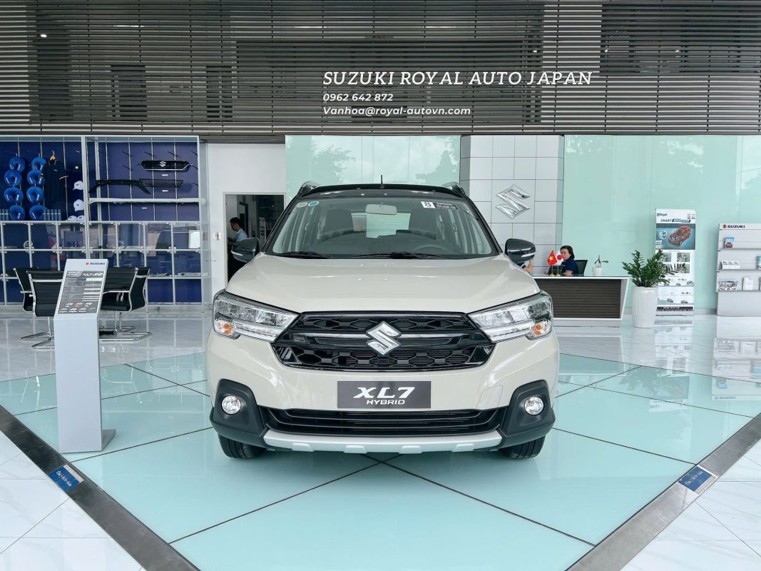 Đầu xe Suzuki XL7 Hybrid màu trắng ngà đen phong cách