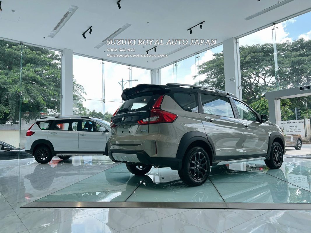 Phần đuôi xe Suzuki XL7 Hybrid 2024 màu trắng ngà đen